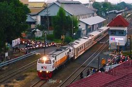 Kereta Api Berangkat Dari Stasiun